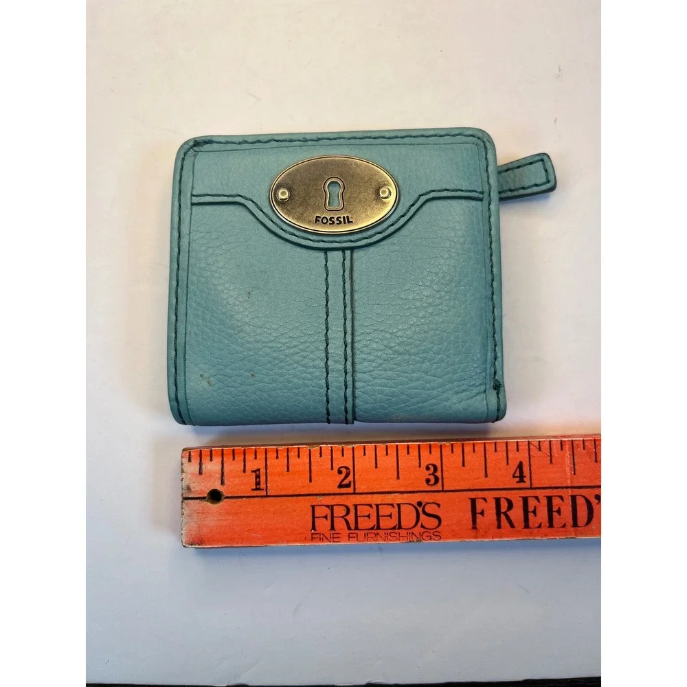 Fossil Blue Pebbled Leather Small Bifold Wallet Keyhole Logo Plate Zipper Pocket